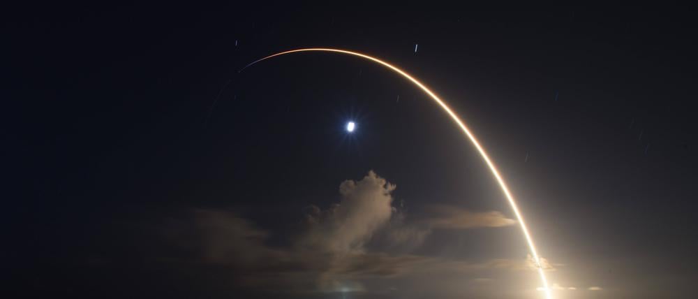 Eine SpaceX-Rakete wird mit 21 Starlink-Satelliten in den Himmel geschossen. (28. August 2024, Cape Canaveral, Florida)