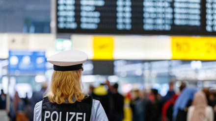 Niedersachsen, Langenhagen: Eine Bundespolizistin steht im Terminal C vom Flughafen Hannover-Langenhagen.