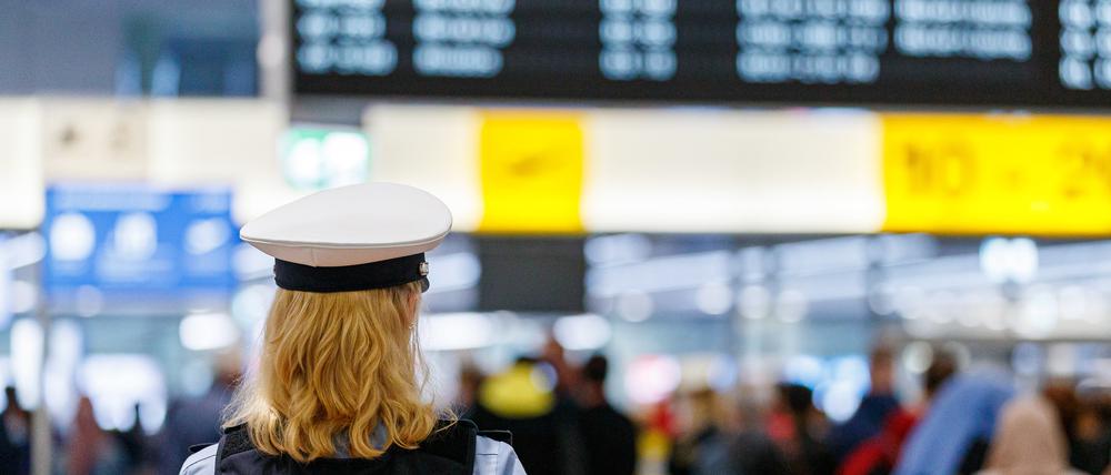 Niedersachsen, Langenhagen: Eine Bundespolizistin steht im Terminal C vom Flughafen Hannover-Langenhagen.