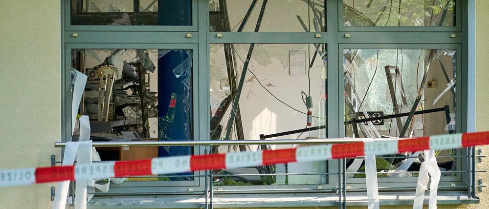 Ein Wohn- und Geschäftshaus in Eichelhardt ist nach der Sprengung eines Geldautomaten mit Flatterband abgesperrt.