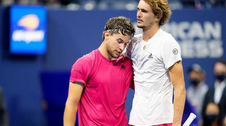 Alexander Zverev (l) sah im US-Open-Endspiel gegen Dominic Thiem schon wie der Sieger aus - und verlor am Ende doch.