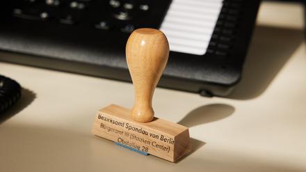Ein Stempel vom Bezirksamt Spandau ist im Bürgeramt im Bezirk Spandau im Staaken-Center zu sehen.