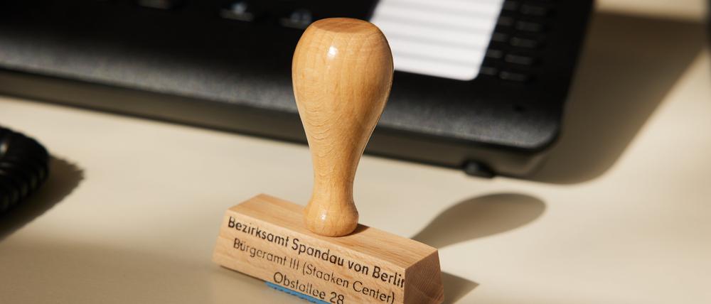 Ein Stempel vom Bezirksamt Spandau ist im Bürgeramt im Bezirk Spandau im Staaken-Center zu sehen.