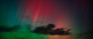  Brandenburg, Lietzen: Polarlichter leuchten am Nachthimmel über der Landschaft im östlichen Brandenburg. 