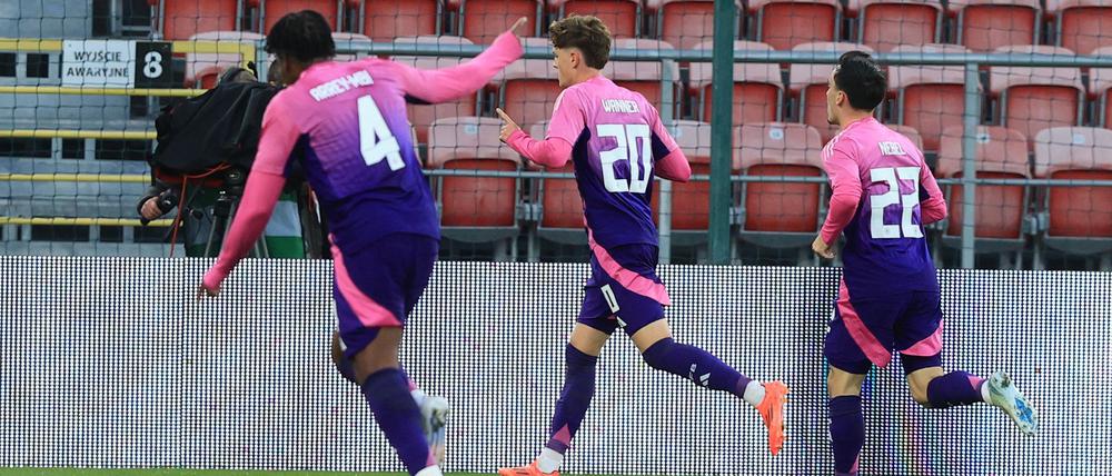 Paul Wanner (M) bejubelt sein Traumtor beim 3:3 der U21 in Polen.