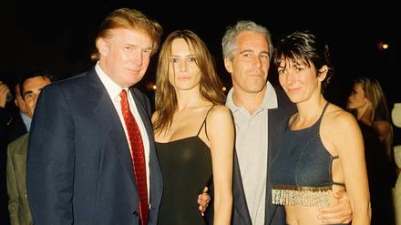 Donald Trump (li.), seine heutige Frau Melania, Jeffrey Epstein und Geschäftsfrau Ghislaine Maxwell im Jahr 2000. Trump bestreitet, in Epsteins Missbrauchsskandal verwickelt gewesen zu sein.
