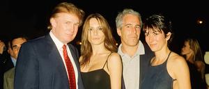 Ein Foto vom Februar 2000 in Palm Beach, Florida: Der heutige US-Präsident Donald Trump, seine damalige Freundin Melania Trump (damals noch Melania Knauss), Investmentbanker Jeffrey Epstein und dessen Partnerin Ghislaine Maxwell.