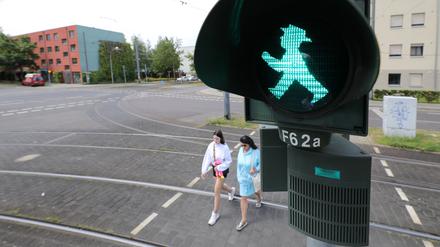 Potsdams fußgängerfreundliche KI-Ampel an der Kreuzung Kiepenheuerallee/Georg-Hermann-Allee. Seit Juni wird eine Potsdamer Kreuzung durch Künstliche Intelligenz überwacht, die Ampelphasen je nach Verkehrsaufkommen anpasst. Das System kann auch vor Kollisionen warnen - doch das ist noch Zukunftsmusik.