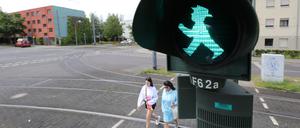 An der Kreuzung Kiepenheuerallee/Georg-Hermann-Allee steht seit 2023 eine KI-gesteuerte Ampel. 