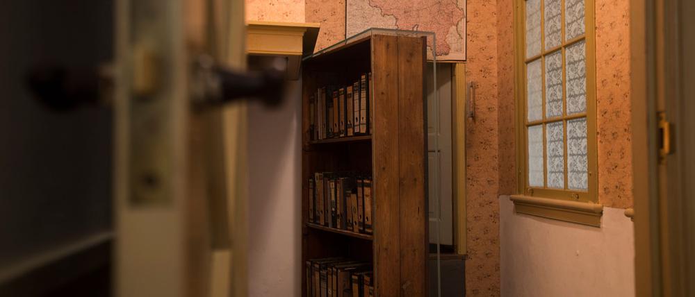 Der Durchgang zu einem geheimen Anbau ist in der Dauerausstellung im Anne-Frank-Haus zu sehen. (Archivfoto)