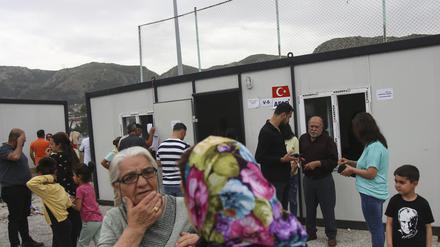 Menschen in Malatya versammeln sich zur Stimmabgabe in einem Wahllokal. (Archivbild)