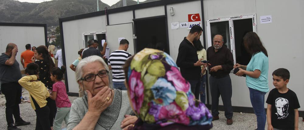 Menschen in Malatya versammeln sich zur Stimmabgabe in einem Wahllokal. (Archivbild)