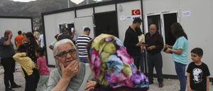 Menschen in Malatya versammeln sich zur Stimmabgabe in einem Wahllokal. (Archivbild)