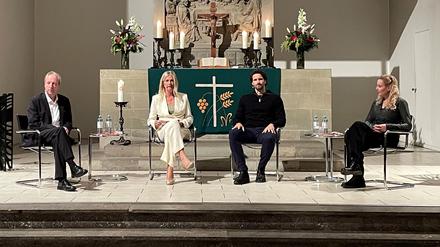 Bischof Christian Stäblein in der Diskussion mit Moderatorin Christine Kipke, Ex-Fußballer Arne Friedrich, Digitalpfarrerin Theresa Brückner (v.l.).