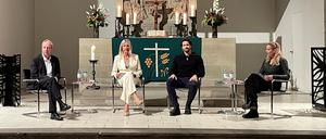 Bischof Christian Stäblein in der Diskussion mit Moderatorin Christine Kipke, Ex-Fußballer Arne Friedrich, Digitalpfarrerin Theresa Brückner (v.l.).