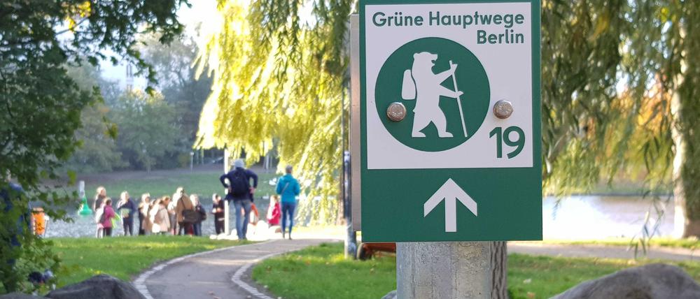 Der „Tiergarten-Ring“ ist bereits beschildert wie hier am Landwehrkanal in Kreuzberg.