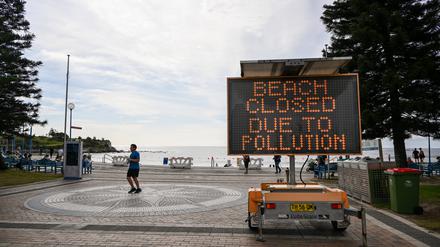 Der Strand ist geschlossen, da unbekannte Trümmer am Coogee Beach in Sydney angespült wurden.