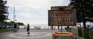 Der Strand ist geschlossen, da unbekannte Trümmer am Coogee Beach in Sydney angespült wurden.
