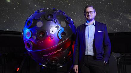 Im Bann der Sterne. Tim Florian Horn, Vorstand der Stiftung Planetarium Berlin, vor dem Sternprojektor im Saal des Zeiss-Großplanetariums.
