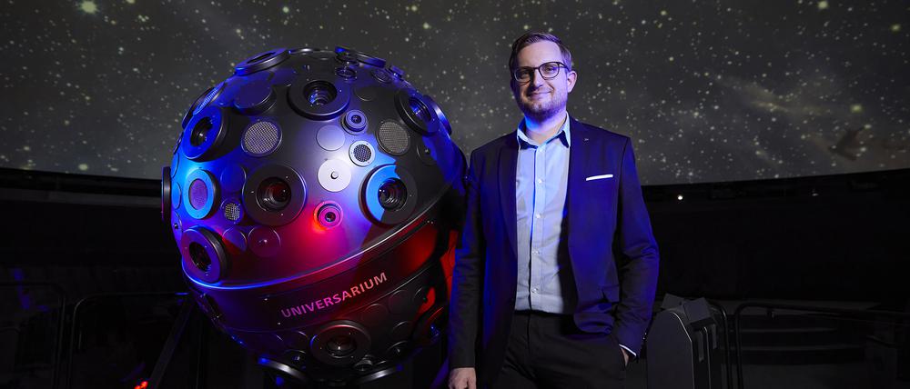 Im Bann der Sterne. Tim Florian Horn, Vorstand der Stiftung Planetarium Berlin, vor dem Sternprojektor im Saal des Zeiss-Großplanetariums.