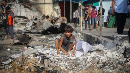 Israelischer Angriff auf das al-Aqsa-Krankenhaus im Norden Gazas im Oktober 2024: Dem palästinensischen Zivilschutz zufolge wurde die Klinik mit den dazugehörigen Zelten damals das siebte Mal bombardiert. Immer wieder sterben dabei auch Ärzte und Helfer.