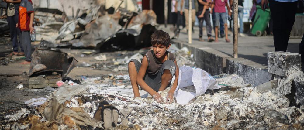 Israelischer Angriff auf das al-Aqsa-Krankenhaus im Norden Gazas im Oktober 2024: Dem palästinensischen Zivilschutz zufolge wurde die Klinik mit den dazugehörigen Zelten damals das siebte Mal bombardiert. Immer wieder sterben dabei auch Ärzte und Helfer.