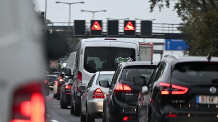Wegen des Beginns der Herbstferien und einem Staatsbesuch wird es eng auf den Straßen. (Symbolbild)