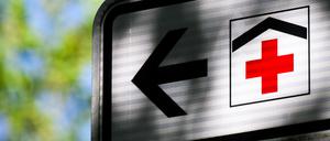 Ein Hinweisschild zu einem Krankenhaus.