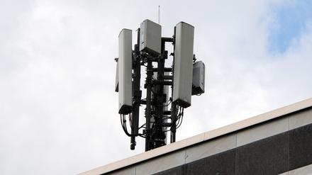Mobilfunkantennen des Funkstandards 4G (länglich) und 5G (quadratisch) sind auf einem Dach an einem kleinen Mast montiert.