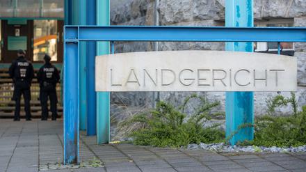 Nordrhein-Westfalen, Bielefeld: Blick auf ein Schild mit der Aufschrift «Landgericht» in Bielefeld.
