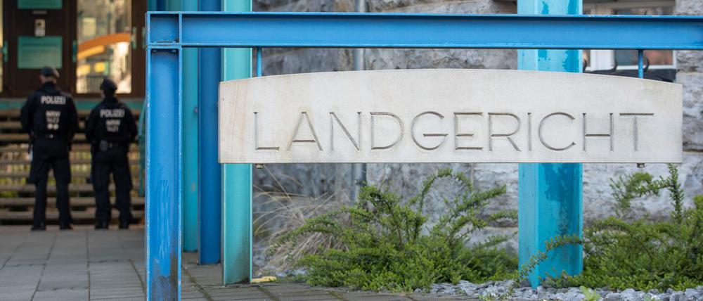 Nordrhein-Westfalen, Bielefeld: Blick auf ein Schild mit der Aufschrift «Landgericht» in Bielefeld.