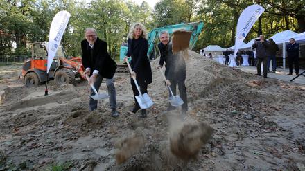 Spatenstich: Die Sportschule erhält an der Pirschheide einen Ersatzbau. Bert Nicke, Iris Gerloff und Mike Schubert (v.l.) in Aktion.