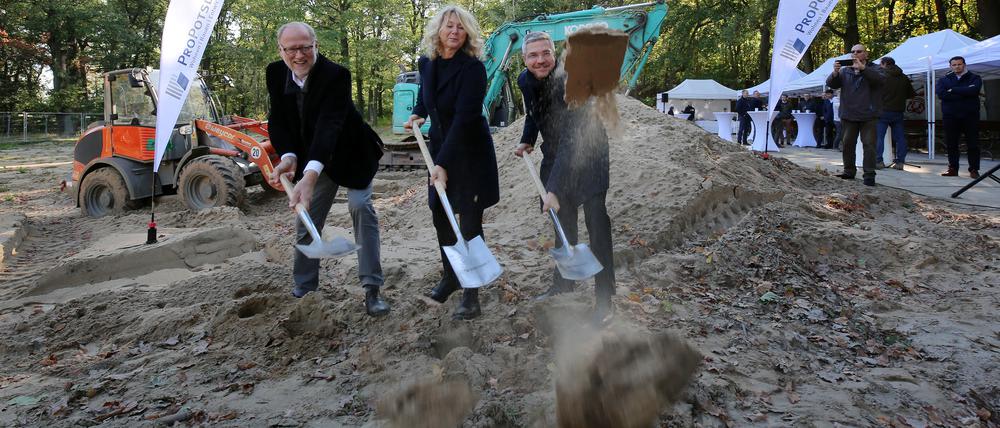 Spatenstich: Die Sportschule erhält an der Pirschheide einen Ersatzbau. Bert Nicke, Iris Gerloff und Mike Schubert (v.l.) in Aktion.