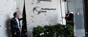 Konfettikanonen zur Feier des Tages: Die Nachfolgezentrale wurde eröffnet.