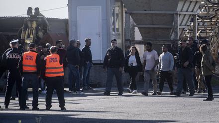 Italien brachte als erstes Land Migranten nach Albanien, die von der Marine abgefangen worden waren.