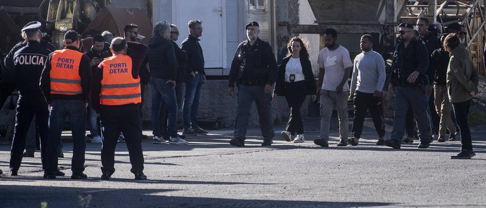 Italien brachte als erstes Land Migranten nach Albanien, die von der Marine abgefangen worden waren.