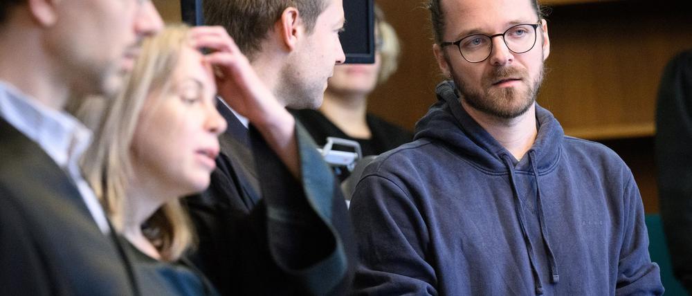 Journalist und Aktivist Arne Semsrott vor Gericht.