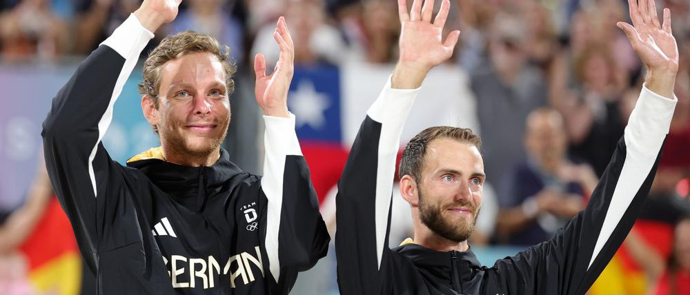 Nils Ehlers (l) war der überragende Akteur bei den Olympischen Spielen in Paris.