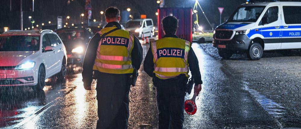 Beamte der Bundespolizei am deutsch-polnischen Grenzübergang Stadtbrücke in Frankfurt (Oder). Seit Oktober 2023 gibt es feste Kontrollen in Brandenburg an der Grenze zu Polen.