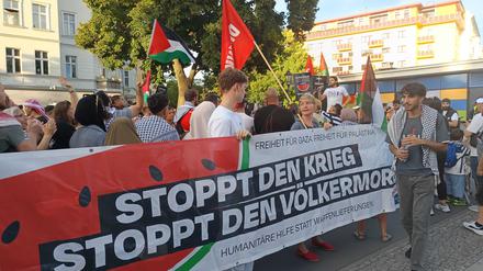 Die Linke Neukölln ist regelmäßig auf pro-palästinensischen Demos mit dabei. Im August meldete Bezirksparteivize Daniel Kipka-Anton die Veranstaltung „Free Gaza! – Beats against Genocide“ an. Im Hintergrund im weißen T-Shirt am Mikrofon: Ramsis Kilani.  