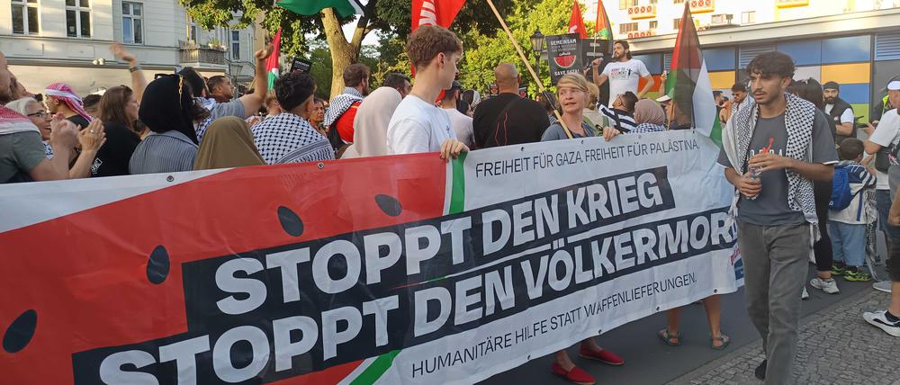 Die Linke Neukölln ist regelmäßig auf pro-palästinensischen Demos mit dabei. Im August meldete Bezirksparteivize Daniel Kipka-Anton die Veranstaltung „Free Gaza! – Beats against Genocide“ an. Im Hintergrund im weißen T-Shirt am Mikrofon: Ramsis Kilani.  