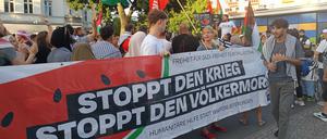 Die Linke Neukölln ist regelmäßig auf pro-palästinensischen Demos mit dabei. Im August meldete Bezirksparteivize Daniel Kipka-Anton die Veranstaltung „Free Gaza! – Beats against Genocide“ an. Im Hintergrund im weißen T-Shirt am Mikrofon: Ramsis Kilani.  