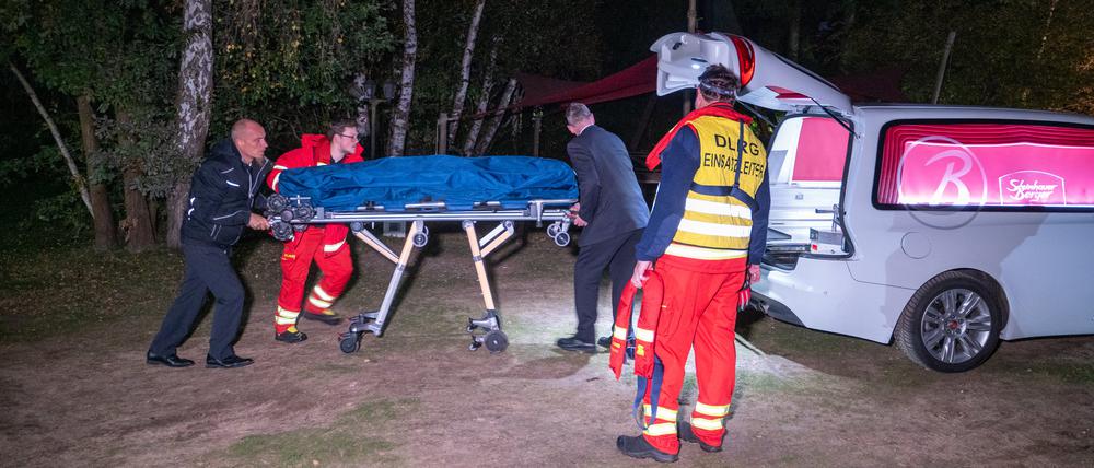 Einsatzkräfte bergen am Fluss Ilmenau eine Leiche. Bei der Suche nach dem Studenten, der nach einer Party im Kreis Lüneburg vermisst wurde, hat die Polizei am Abend die Leiche eines jungen Mannes gefunden. 