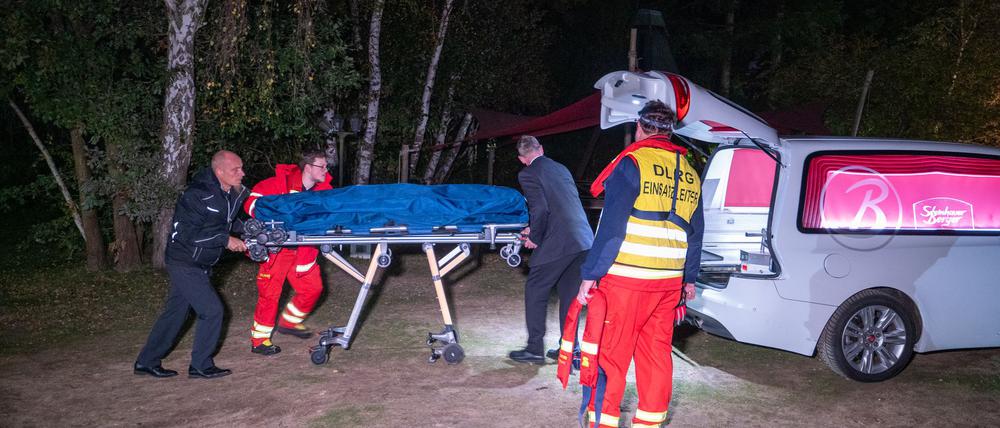 Einsatzkräfte bergen am Fluss Ilmenau eine Leiche.