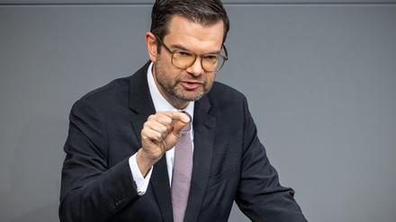 Marco Buschmann (FDP), Bundesminister der Justiz, spricht in der Debatte zur Ersten Lesung mehrerer Gesetzentwürfe zum Themenkomplex Zuwanderung und innere Sicherheit, dem sogenannten Sicherheitspaket der Bundesregierung. 