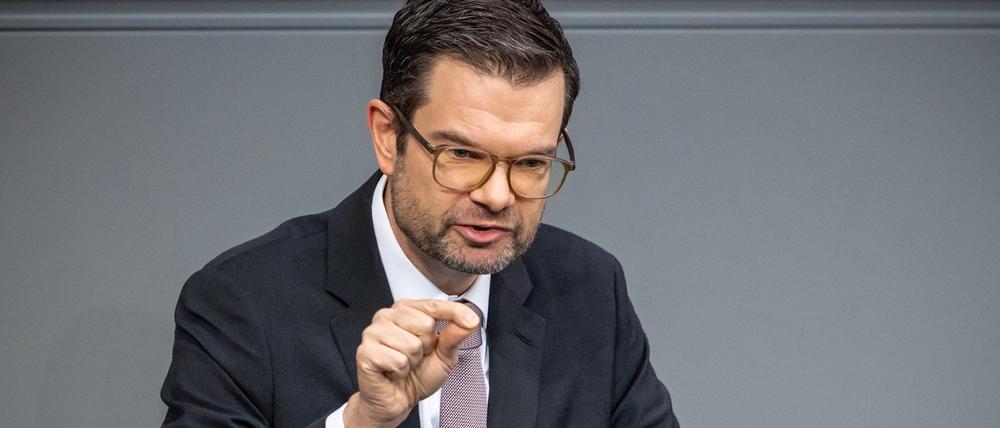 Marco Buschmann (FDP), Bundesminister der Justiz, spricht in der Debatte zur Ersten Lesung mehrerer Gesetzentwürfe zum Themenkomplex Zuwanderung und innere Sicherheit, dem sogenannten Sicherheitspaket der Bundesregierung.