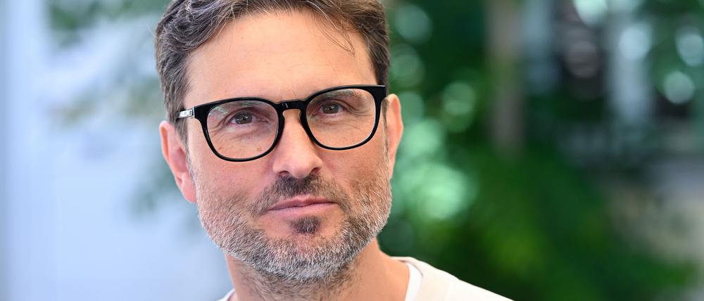 Simon Verhoevens neue Komödie hat mit einem vieldiskutierten Thema zu tun, wie schon der Titel verrät: „Alter Weißer Mann“