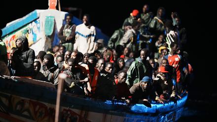 Sollten Migranten Asylanträge künftig in Zentren außerhalb der EU stellen müssen? Das ist eine Frage, die derzeit kontrovers diskutiert wird. (Archivbild)