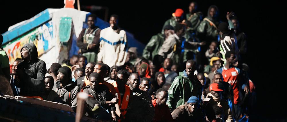 Sollten Migranten Asylanträge künftig in Zentren außerhalb der EU stellen müssen? Das ist eine Frage, die derzeit kontrovers diskutiert wird. (Archivbild)