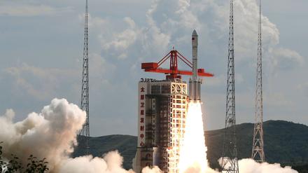 Eine Trägerrakete vom Typ Langer Marsch 6 hebt mit einer neuen Satellitengruppe ab. (Archivbild) 